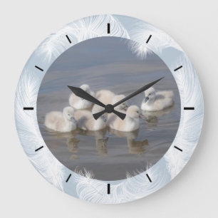 Baby Swans & Feathers Blue Wall Clock Große Wanduhr