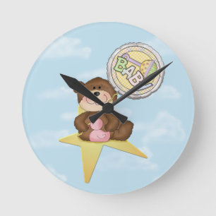 Baby Teddy Bear auf einem Star Runde Wanduhr
