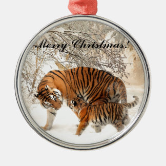 Baby tiger und Tiger Mom in einem verschneiten Wal Silbernes Ornament