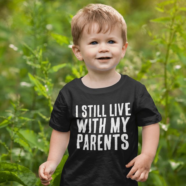 BABY TODDLER FUNNY LEBT NOCH MIT ELTERN T - Shirt (Von Creator hochgeladen)