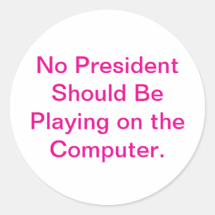 Baby Trump spielt auf dem Computer Hankamer Artjun Runder Aufkleber