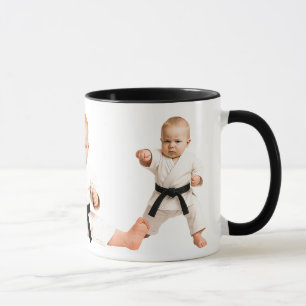Baby und Babys machen Karate-Kata. Tasse