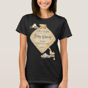 Baby unter Baugestänge Truck Boy Babydusche T-Shirt