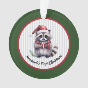 Baby-Waschbär hält Geschenk Erstes Weihnachten ein Ornament