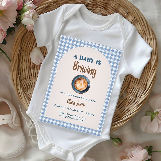 Baby wird Coffee Baby Shower Blue Gingham zubereit Einladung (Von Creator hochgeladen)
