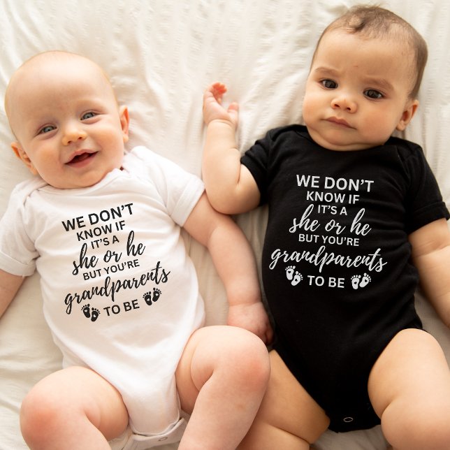 Babyankündigung Er oder sie Oma Oma Baby Strampler (Von Creator hochgeladen)