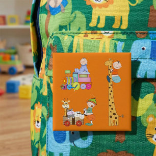 Babyboys mit Kinderzimmer-Train Giraffe und Wagon Button