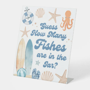 Babydusche an der Küste schätzt, wie viele Fische Sockelschild
