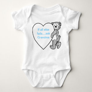Babyeinteiler unter Shirt
