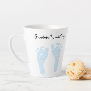 Babyfußabdrücke Großmutter als Boy-Ankündigung Milchtasse