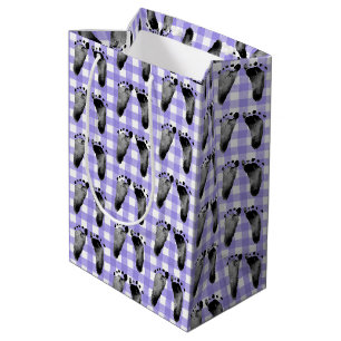 Babyfußabzüge auf Lila Gingham Medium Geschenktüte