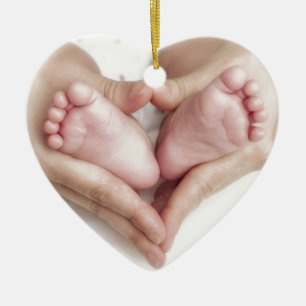 Babyfüße in den Mutterhänden Keramikornament