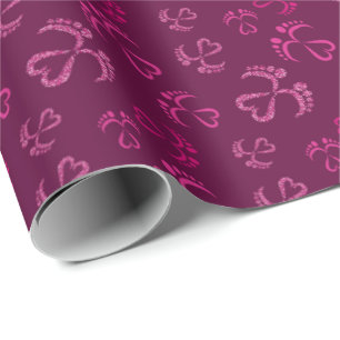 Babyfüße und Herz in rosa Glitzer Geschenkpapier