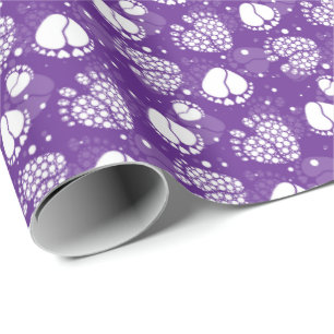 Babyfüße und Herzen Muster in lila Farbe Geschenkpapier