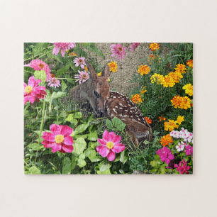 Babyhirsch ruht zwischen Blumen im Wald Puzzle