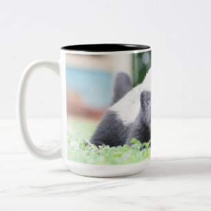Babyhonigausweis auf grünem Grasfoto Zweifarbige Tasse