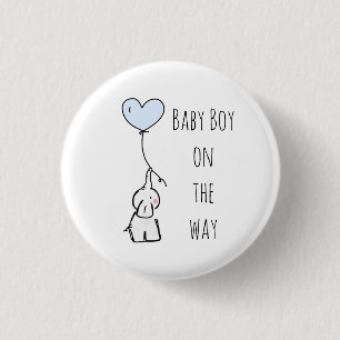 Babyjunge, der Abzeichen für Mama erwartet Button