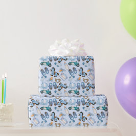 Babykleidung mit blauen Spielzeugbekleidungen Geschenkpapier