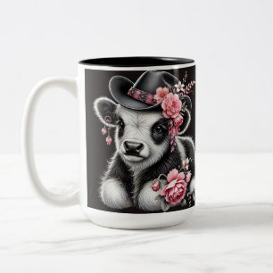 Babykuh in einem stilvollen Hut mit rosa Blüten Zweifarbige Tasse