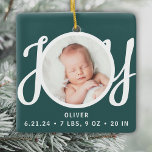Babyname Birth Stats Foto Green Keepake Keramikornament<br><div class="desc">Dieses niedliche Baby's Birth Stats Weihnachtsschmuck Foto ist mit dem Wort JOY in stilvoller Schrift Typografie auf einem grünen Hintergrund dekoriert. Einfache Anpassung an Ihr Foto,  Ihren Namen und Ihre Geburtsdaten.</div>