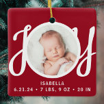 Babyname Birth Stats Foto Red Keepake Keramikornament<br><div class="desc">Dieses niedliche Baby's Birth Stats Weihnachtsschmuck Foto ist mit dem Wort JOY in stilvoller Schrift Typografie auf einem roten Hintergrund dekoriert. Einfache Anpassung an Ihr Foto,  Ihren Namen und Ihre Geburtsdaten.</div>
