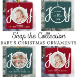 Babyname Birth Stats Foto Red Keepake Keramikornament<br><div class="desc">Dieses niedliche Baby's Birth Stats Weihnachtsschmuck Foto ist mit dem Wort JOY in stilvoller Schrift Typografie auf einem roten Hintergrund dekoriert. Einfache Anpassung an Ihr Foto,  Ihren Namen und Ihre Geburtsdaten.</div>