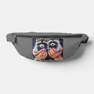 Babyraccons in Händen Fanny Packs Bauchtasche