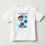 👶 🍩 Baby's 1. Hanukkah - mit glücklichem jüdisch Kleinkind T-shirt<br><div class="desc">Baby ist 1. Hanukkah. Phantastisches Design mit Geschenken,  Donut (Sufganiyah),  Star of David und glückliches Baby mit Yarmulke. Herzlichen Glückwunsch Hanukkah!</div>