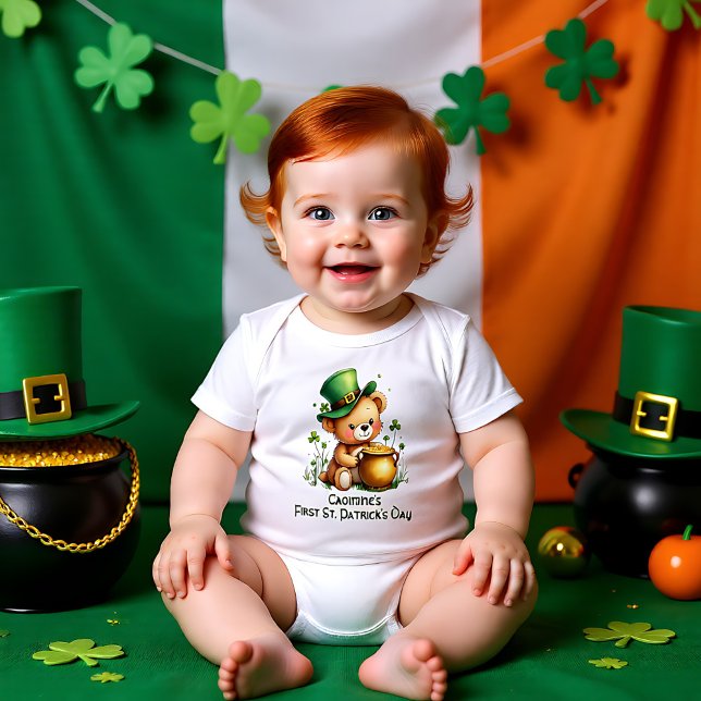 Baby's 1. St. Patrick's Day, Shamrock Snuggles Baby Strampler (Baby's 1st St. Patrick's Day, Shamrock Snuggles Baby Bodysuit)