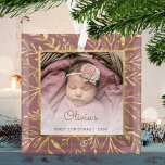 Babys 1. Weihnachtsfest Foto Dusty Rose Gold Folia Ornament Aus Glas<br><div class="desc">Feiern Sie das erste Weihnachtsfest des Babys mit diesem schönen Sake-Ornament. Ersetzen Sie das Beispielbild einfach durch Ihr eigenes Lieblings-Foto und passen Sie es mit Babynamen im Schriftart von staubigen Rose und dem unten stehenden Jahr an. Ein Bildschirm mit weißem Farbverlauf trägt dazu bei, den Pop des Textes zu erzeugen....</div>