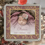 Babys 1. Weihnachtsfest Foto Dusty Rose Gold Folia Ornament Aus Metall<br><div class="desc">Feiern Sie das erste Weihnachtsfest des Babys mit diesem schönen Sake-Ornament. Ersetzen Sie das Beispielbild einfach durch Ihr eigenes Lieblings-Foto und passen Sie es mit Babynamen im Schriftart von staubigen Rose und dem unten stehenden Jahr an. Ein Bildschirm mit weißem Farbverlauf trägt dazu bei, den Pop des Textes zu erzeugen....</div>