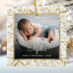 Babys 1. Weihnachtsgebäck Gold Foliage White Keramikornament<br><div class="desc">Feiern Sie das erste Weihnachtsfest des Babys mit diesem schönen Sake-Ornament. Ersetzen Sie das Beispielbild einfach durch Ihr eigenes Lieblings-Foto und passen Sie es mit dem Namen des Babys im Schriftart mit weißem Skript und dem Jahr unten an. Ein Schwarzer Farbverlaufsbildschirm hilft, den Pop des Textes zu erzeugen. Das Foto...</div>