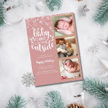 Baby's Cold Outdoor 3 Foto Girl Holiday Birth Ankündigung<br><div class="desc">Eine stilvolle 3-Foto Collage Urlaubskarte,  mit der Sie Ihre besonderen 3 Fotos in Goldrahmen,  Urlaubsbotschaften,  Namen und Geburtsdaten personalisieren können. Auf der anderen Seite fallen Schneeflocken. Sie können die Hintergrundfarbe an Ihr Urlaubsthema anpassen. Entwickelt von Thisisnotme©</div>