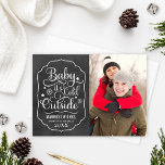 Baby's Cold Outdoor Black Chalkboard Foto Feiertagskarte<br><div class="desc">"Baby it's Cold Outside" Weihnachtsgrüße-Kartendesign-Vorlage verfügt über einen weißen Script-Schriftart mit Schneeflocke und Sternakzenten in einem dekorativen Rahmen mit individuellem personalisierten "Warmwünschungstext". Vintager schwarzer Chalkboard-Hintergrund mit subtiler rustikaler Textur. Das Design ist perfekt für Hochzeitsfeiern,  Fotos für die Verlobung oder für ein paar gemeinsame Weihnachten.</div>