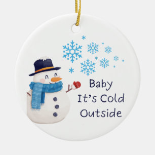 Baby's Cold Outdoor mit einem Schneemann auf einem Keramik Ornament