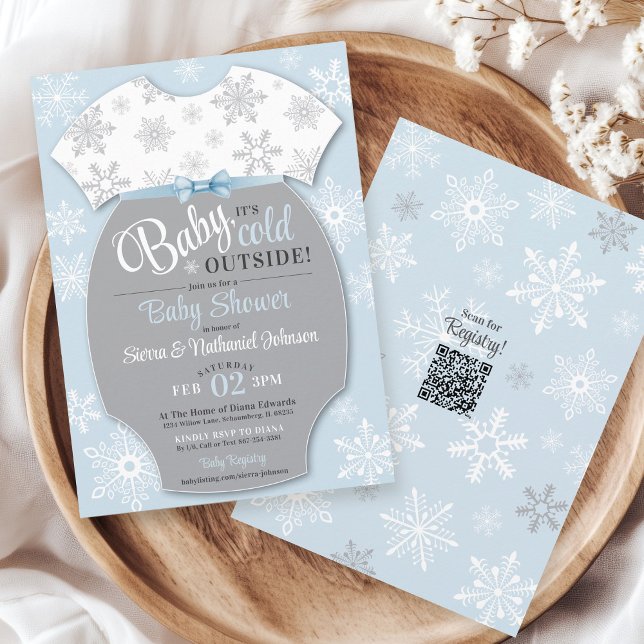 Baby's Cold Outdoor Snowflake Winter Boy Dusche Einladung (Baby shower invitations boy, Baby It's Cold Outside winter snowflake bodysuit blue & white QR code)