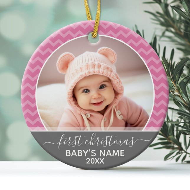 Babys Erste Weihnachten - rosa Chevronen und grau Keramikornament (Personalized Photo Ornament - Baby's First Christmas)