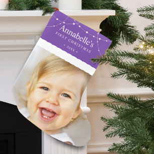 Baby's erstes Weihnachtsfoto Lila Kleiner Weihnachtsstrumpf