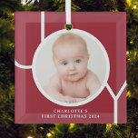 Baby's First Christmas Custom Keepake Foto Red Ornament Aus Glas<br><div class="desc">Dieses stilvolle Keepake Baby's First Christmas Foto Ornament ist mit dem Wort JOY in weißer Typografie auf einem roten Hintergrund dekoriert. Einfach mit Foto,  Name und Jahr anpassbar.</div>