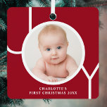 Baby's First Christmas Custom Keepake Foto Red Ornament Aus Metall<br><div class="desc">Dieses stilvolle Keepake Baby's First Christmas Foto Ornament ist mit dem Wort JOY in weißer Typografie auf einem roten Hintergrund dekoriert. Einfach mit Foto,  Name und Jahr anpassbar.</div>