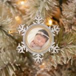 Baby's First Christmas Elegant Foto Schneeflocken Zinn-Ornament<br><div class="desc">Dieses bezaubernde First Christmas Foto-Ornament besticht durch das Foto und den Namen Ihres Babys oder eine andere Nachricht auf der Vorderseite. FOTO TIPP: Crop your high-resolution Foto in ein quadratisches Quadrat, wenn du es will, um es auf dem Ornament zu erscheinen, bevor du es hochlädst. Ändern Sie das Sprichwort, die...</div>