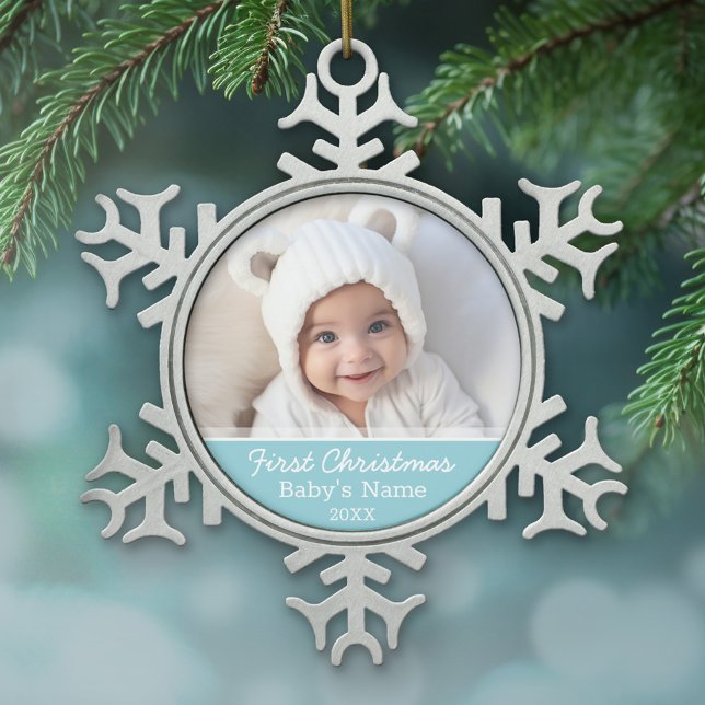 Baby's First Christmas Foto - Blue Boy Hintergrund Schneeflocken Zinn-Ornament (Baby's First Christmas Ornament with a cute photo and light blue accents)