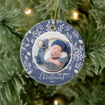 Baby's First Christmas Foto Blue Keramik Ornament<br><div class="desc">Ihr Lieblings-Foto auf weißen Blätter, Beeren und Punkten auf blauem Hintergrund rund um Weihnachtsbaumschmuck. TIPP: Hochauflösendes Foto in quadratischer Form. Ornamente machen unvergessliche Geschenke für Familie und Freunde oder kreieren für sich selbst. Doppelseitig mit Informationen zur Geburtsankündigung auf der Rückseite oder jedem Text, den Sie wählen. MEHR Farben in unserem...</div>