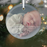 Baby's First Christmas Foto Elegantes Skript Ornament Aus Glas<br><div class="desc">Das erste Weihnachts-Foto-Skript von Baby bewahrt Sake-Ornament. Personalisieren Sie mit Ihrem Lieblings-Baby-Foto zusammen mit ihrem Namen und Datum,  um eine einzigartige Erinnerung und Geschenk für ein besonderes erstes Weihnachtsfest zu schaffen. Ein schöner Sake um Ihre neue Ankunft zu feiern! Entwickelt von Thisisnotme©</div>