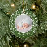 Baby's First Christmas Foto Green Keramik Ornament<br><div class="desc">Ihr Lieblings-Foto auf weißen Blätter, Beeren und Punkten auf grünem Hintergrund. TIPP: Hochauflösendes Foto in quadratischer Form. Dieser Weihnachtsschmuck ist ein unvergessliches Geschenk für Familie und Freunde oder kreieren Sie einfach für sich - auch für große Gastgeschenke! Doppelseitig - fügen Sie alle Informationen auf der Rückseite - wir zeigen Informationen...</div>