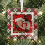 Baby's First Christmas Foto Kariert Ornament Aus Glas<br><div class="desc">Ihr Lieblingsstift wird auf einem viereckigen Glasdekor mit kariertem Hintergrund in Rot,  Grün und Weiß präsentiert. Personalisiert und laden Sie Ihr eigenes Bild hoch,  um Weihnachtsbaumschmuck für sich selbst zu schaffen oder als Geschenk an Familie,  Freunde,  Eltern und Großeltern! MEHR DESIGNS in unserem Geschäft.</div>