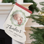 Baby's First Christmas Foto Kranz Name Keepake Kleiner Weihnachtsstrumpf<br><div class="desc">Fügen Sie Ihrem Baby das Lieblings-Foto zu diesem Ersten WeihnachtsStrumpf. Großartiges Geschenk.</div>