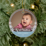 Baby's First Christmas Foto Light Blue Keramik Ornament<br><div class="desc">Dieser Sake-Weihnachtsschmuck mit einem Foto Baby,  ist mit hellblau gerahmt und mit weißen Schneeflocken versehen. Der Text des weißen Drehbuchs lautet: Mein erstes Weihnachten. Benutzerdefinierter Text erlaubt es Ihnen,  den Namen und das Jahr des Babys zu personalisieren.</div>