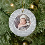 Baby's First Christmas Foto Pewter Keramik Ornament<br><div class="desc">Ihr Lieblings-Foto auf weißen Blätter, Beeren und Punkten auf einem Zinnuntergrund rund um Weihnachtsbaumschmuck. TIPP: Hochauflösendes Foto in quadratischer Form. Ornamente machen unvergessliche Geschenke für Familie und Freunde oder kreieren für sich selbst. Doppelseitig mit Informationen zur Geburtsankündigung auf der Rückseite oder jedem Text, den Sie wählen. MEHR Farben in unserem...</div>