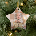 Baby's First Christmas Holiday Star Keramik Ornament<br><div class="desc">Dieses charmante, sternförmige Baby-Weihnachtsschmuck zeigt das Foto und den Namen Ihres Babys oder jede andere Botschaft auf der Vorder- und Rückseite. FOTO TIPP: Crop your high-resolution Foto in ein quadratisches Quadrat, wenn du es will, um es auf dem Ornament zu erscheinen, bevor du es hochlädst. ÄNDERN Sie das Sprichwort, die...</div>